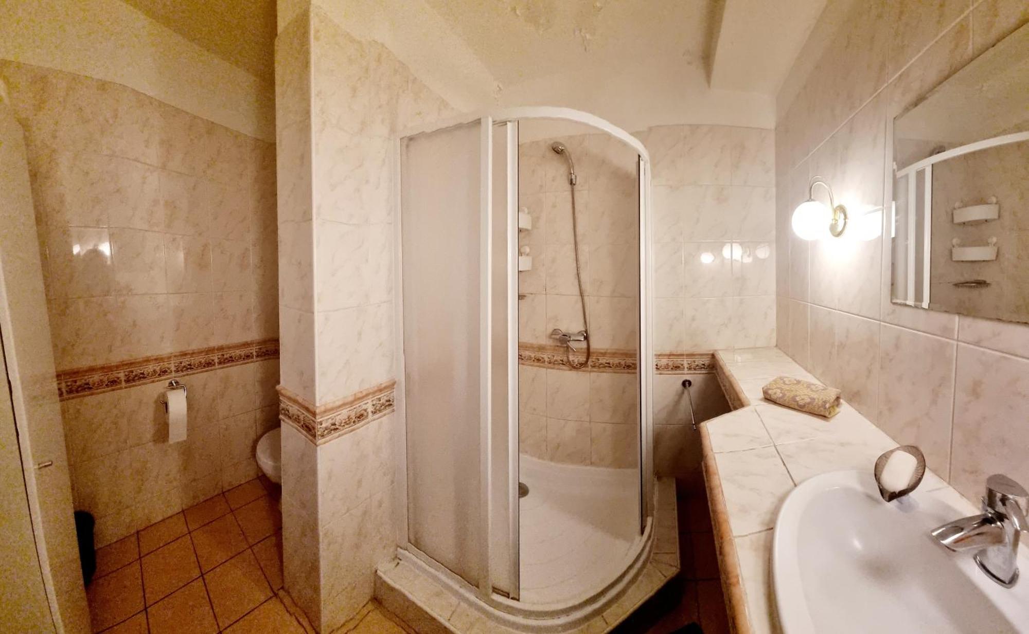 Big 4 Room Huge Apartment Bratislava Buitenkant foto