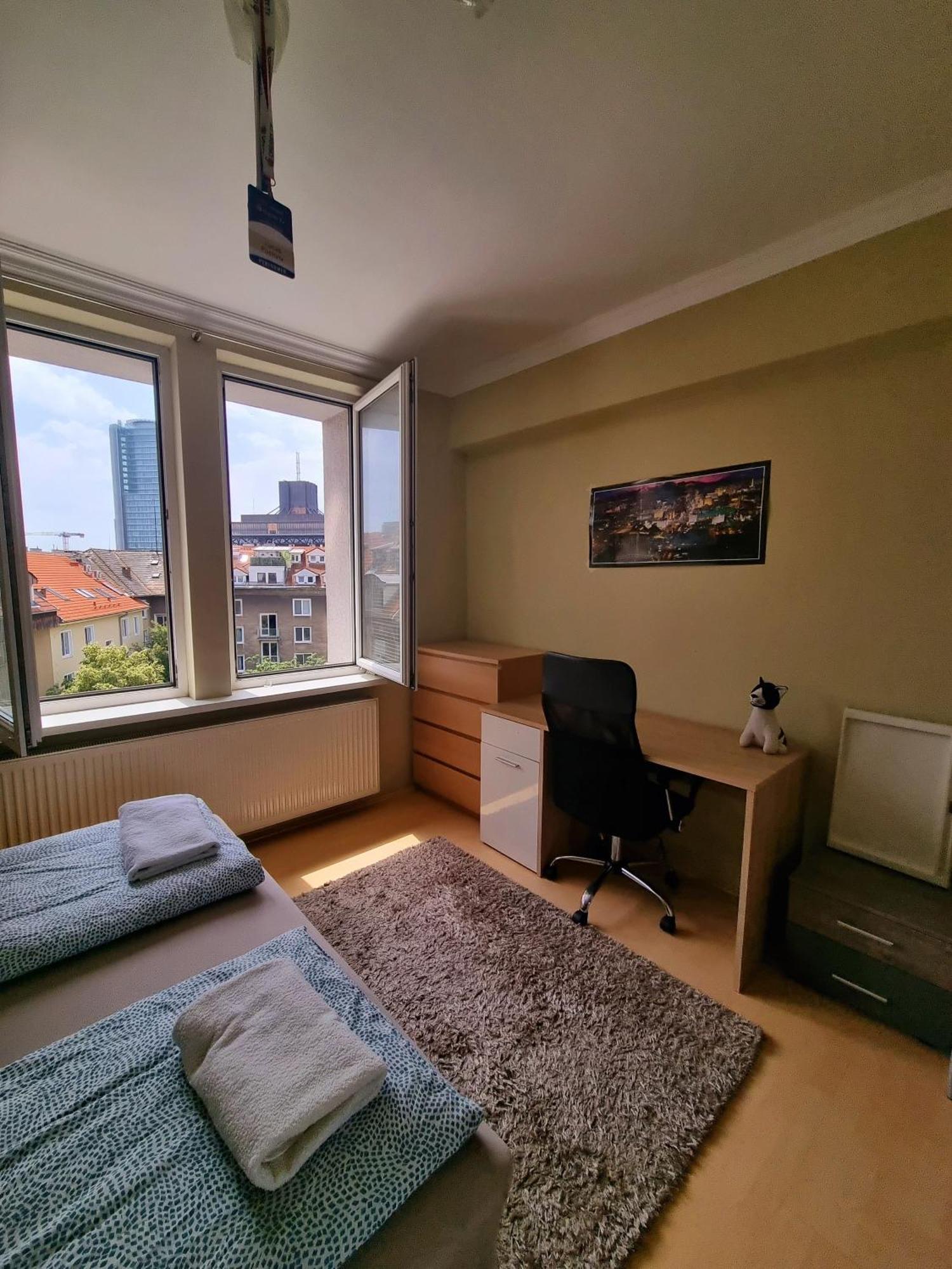 Big 4 Room Huge Apartment Bratislava Buitenkant foto